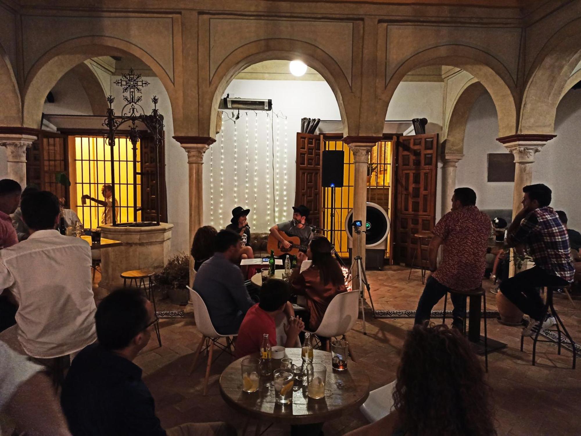 Hostal Cafe Frenteabastos การ์โมนา ภายนอก รูปภาพ